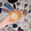 Krystaly a svíčky Dória - koule zlatý kalcit 1