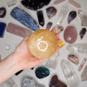 Krystaly a svíčky Dória - koule zlatý kalcit 1